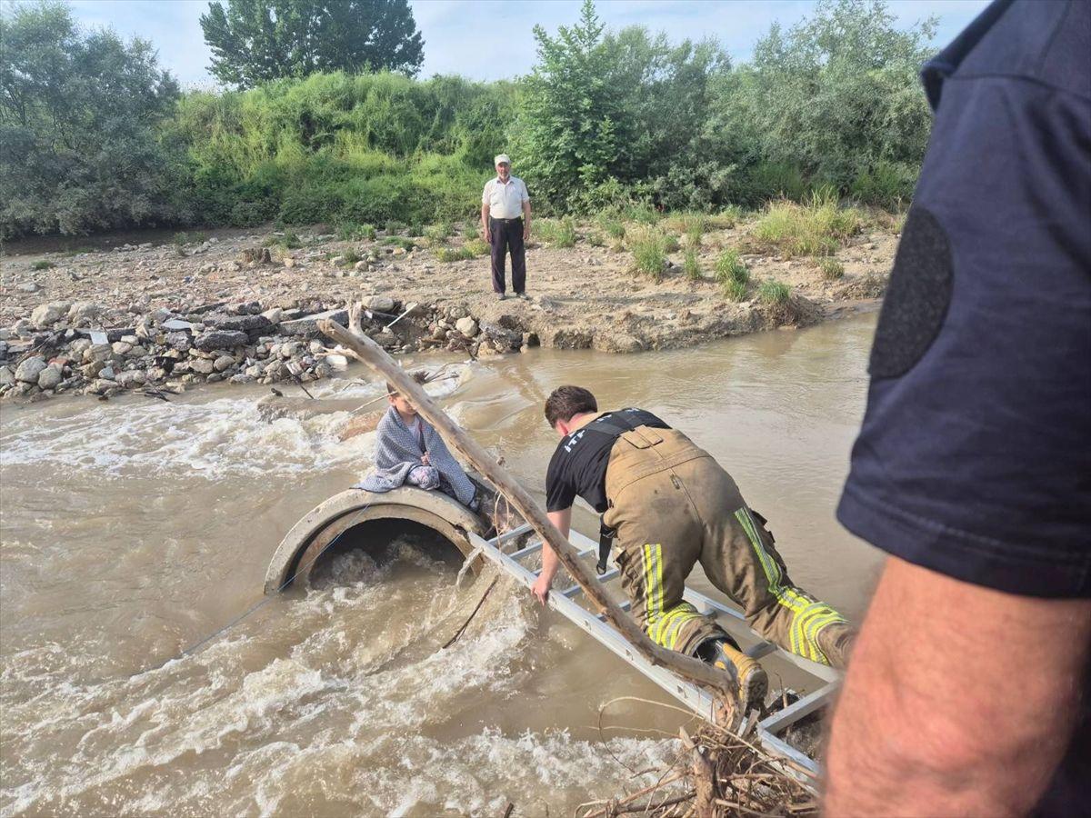 İnegöl'de mahsur kalan çocuk, güvenlik güçleri tarafından başarılı bir operasyonla