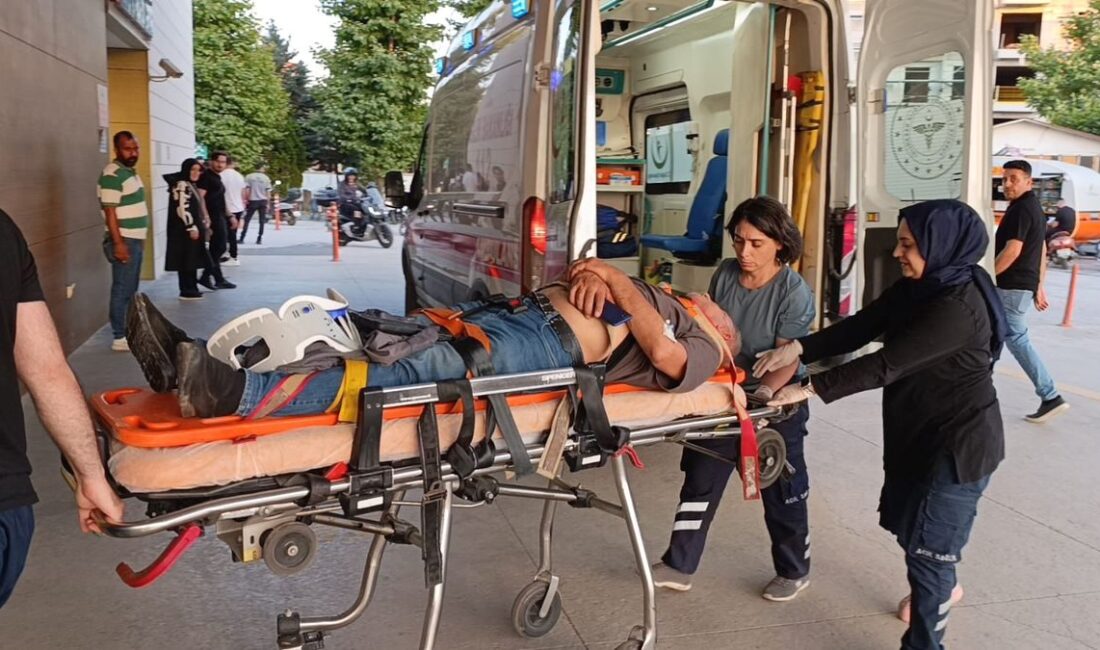 İnegöl'de meydana gelen kazada minibüs, kamyonla çarpıştı. Güvenlik güçleri olay