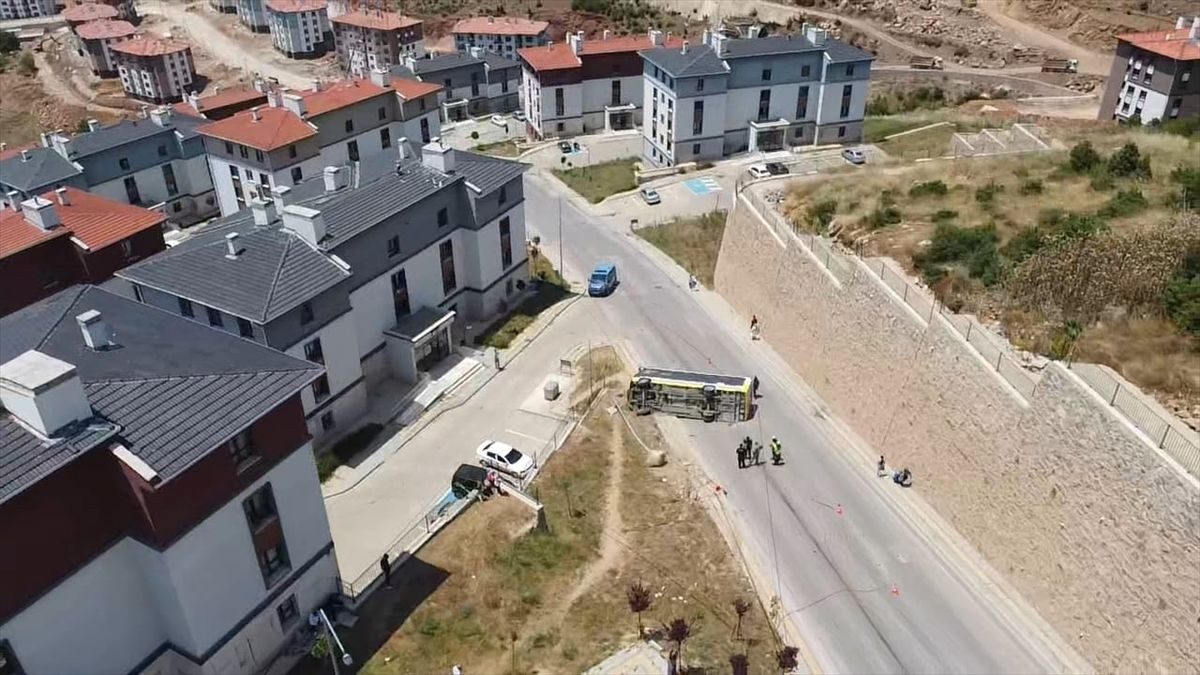 İnegöl'de gerçekleşen otobüs kazasında sürücü yaralandı. Olayla ilgili detaylar ve