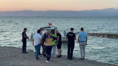 İznik'te meydana gelen olayda, baba ve oğul boğulma tehlikesi yaşadı.