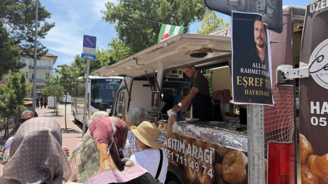 İznik'te Eşref Karakteri Anısına Lokma Dağıtımı