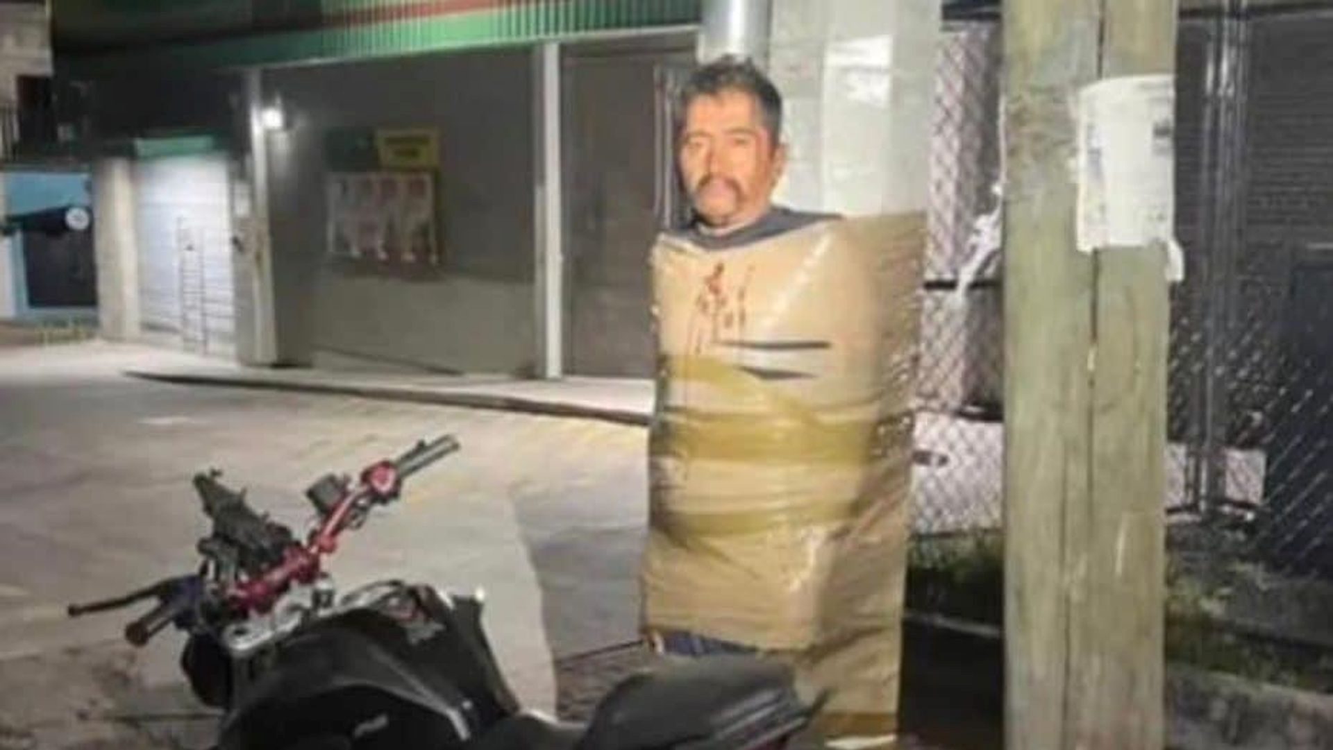 Jalisco'da elektrik direklerine bağlanan gençlerin çaresizlik ve korku dolu mücadelesini