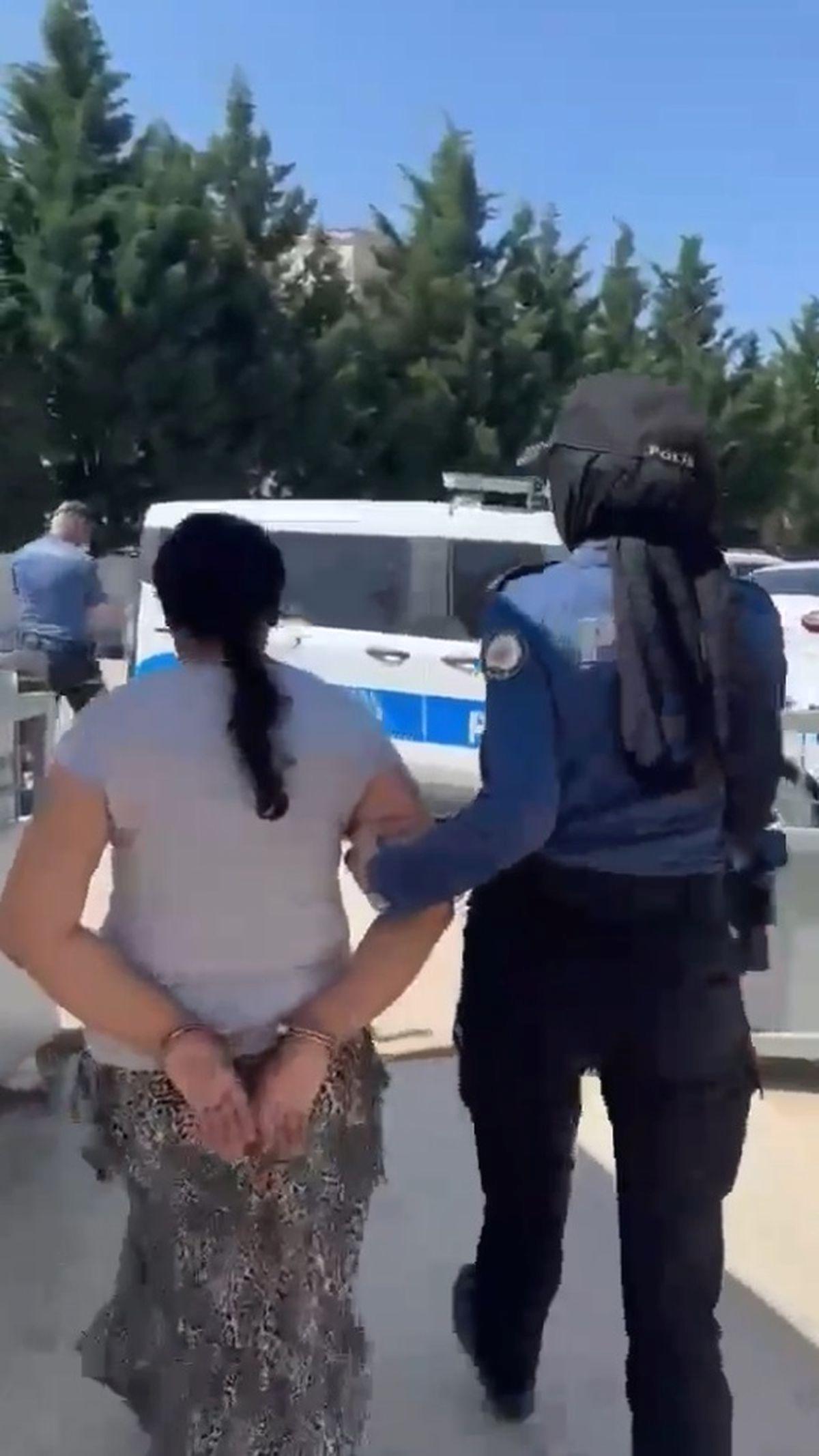 Karacabey'de eşkâl şüphelisi kadın tutuklandı. Güvenlik güçlerinin başarılı operasyonu sonucu,