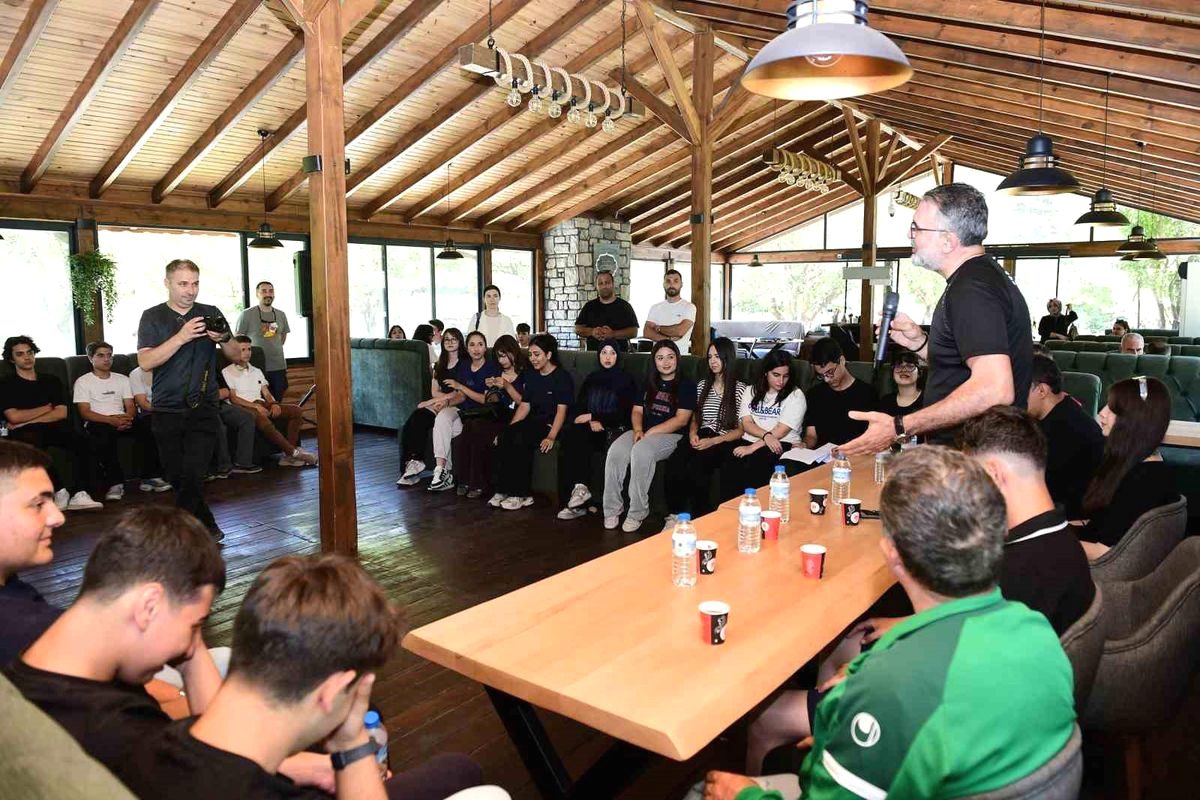 Kestel'da gençlerle Başkan Erol'un buluşması, gençlerin görüşlerini dinlediği ve projeleri
