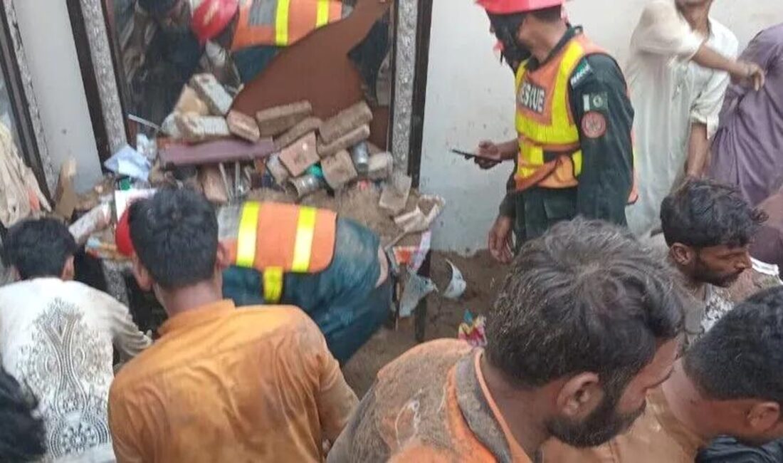 Lahor'da çatı çökmesi sonucu en az 14 öğrenci hayatını kaybetti.