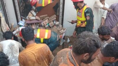 Lahor'da çatı çökmesi sonucu en az 14 öğrenci hayatını kaybetti.