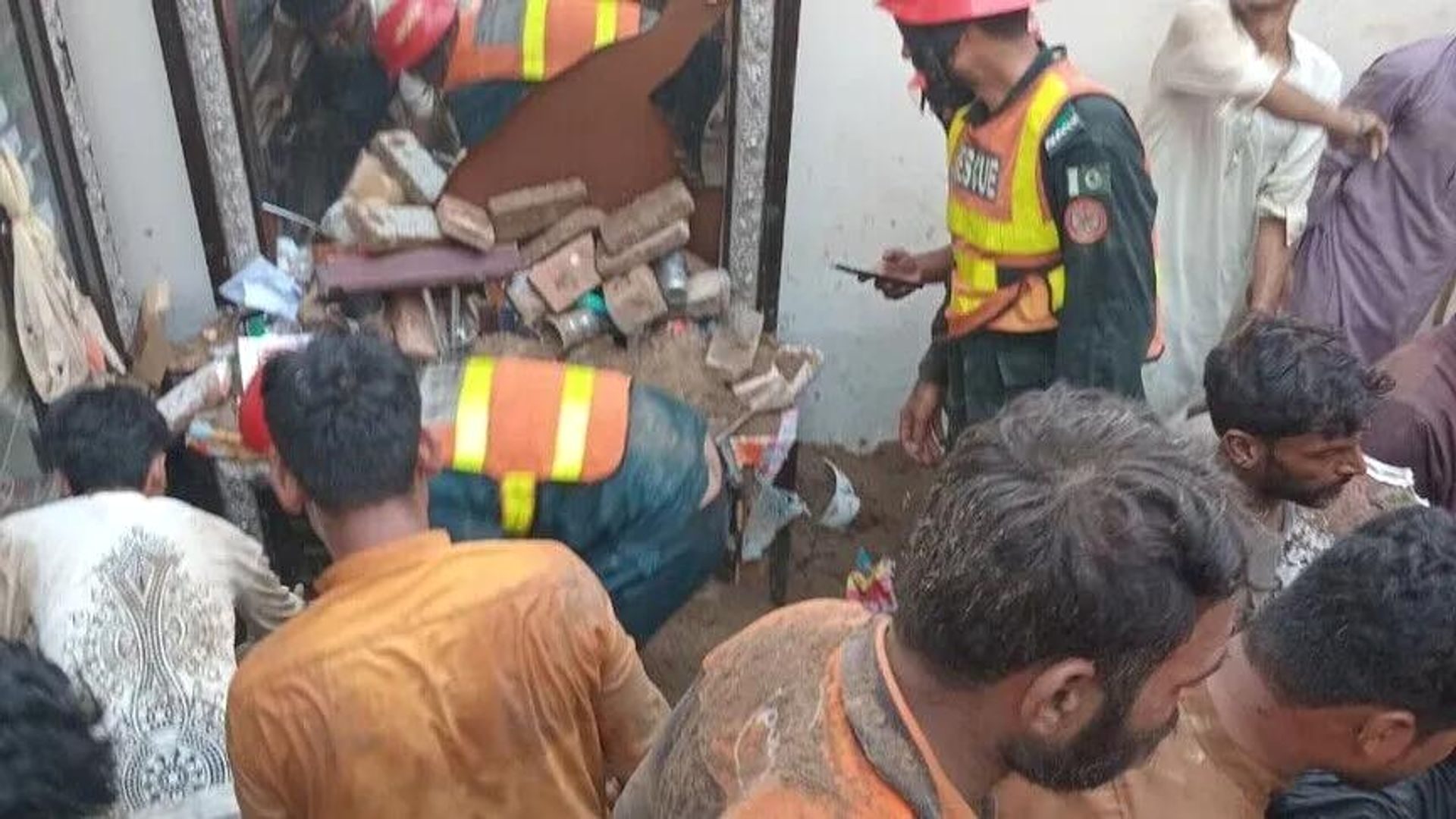 Lahor'da çatı çökmesi sonucu en az 14 öğrenci hayatını kaybetti.