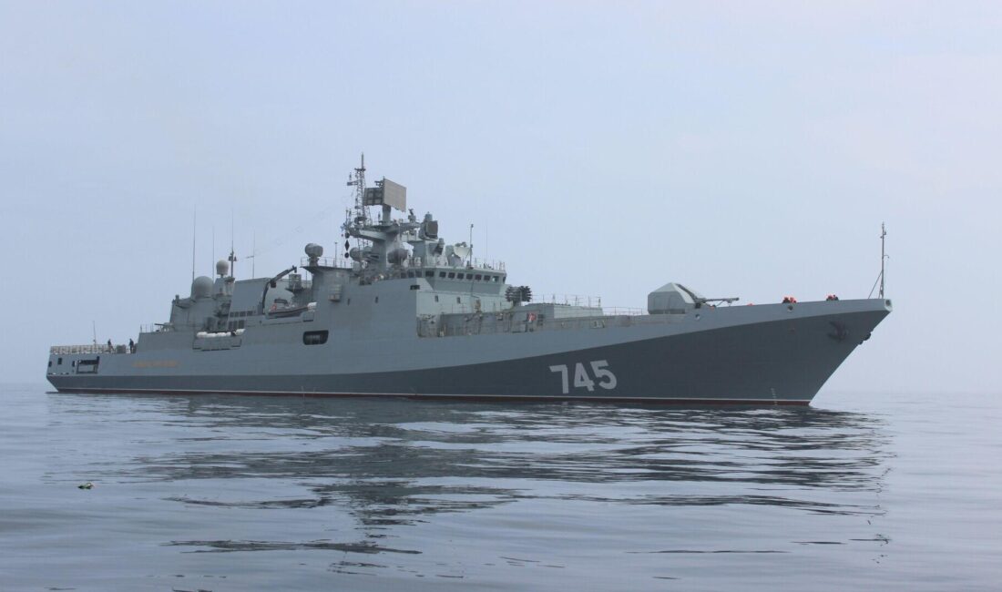 Rus Donanması, sınır ihlali yapan tekneye karşı sert önlemler alarak