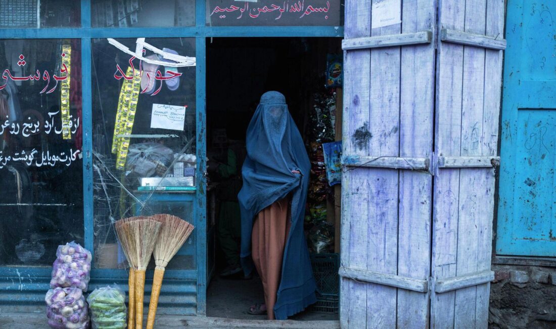 Taliban'ın kadınlara yönelik kıyafet uygulaması, güvenlik endişelerini artırıyor ve ülke
