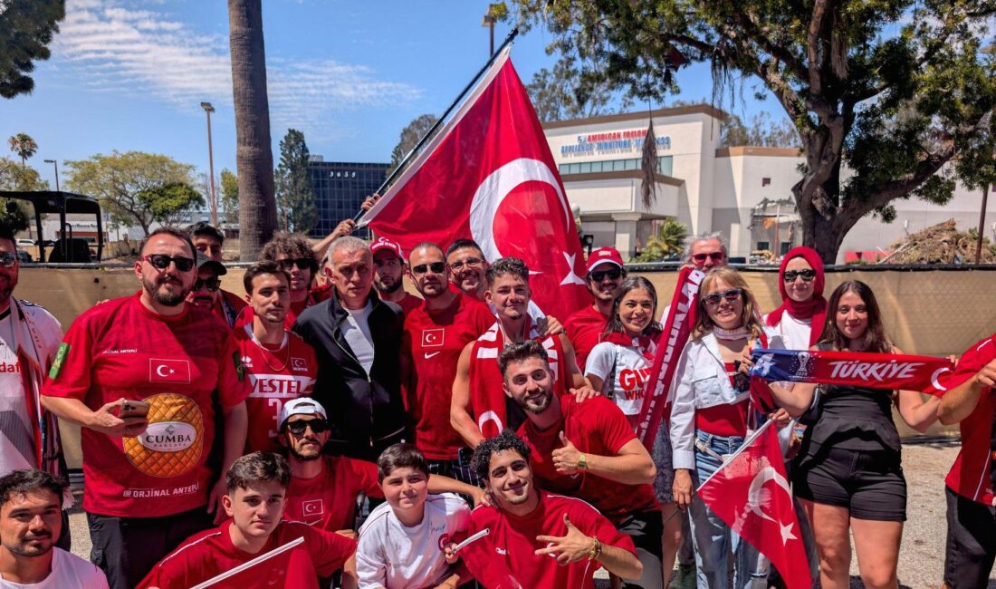 Türk Milli Takımı, taraftarlarıyla güçlü bağlar kurarak başarılarına güç katıyor.