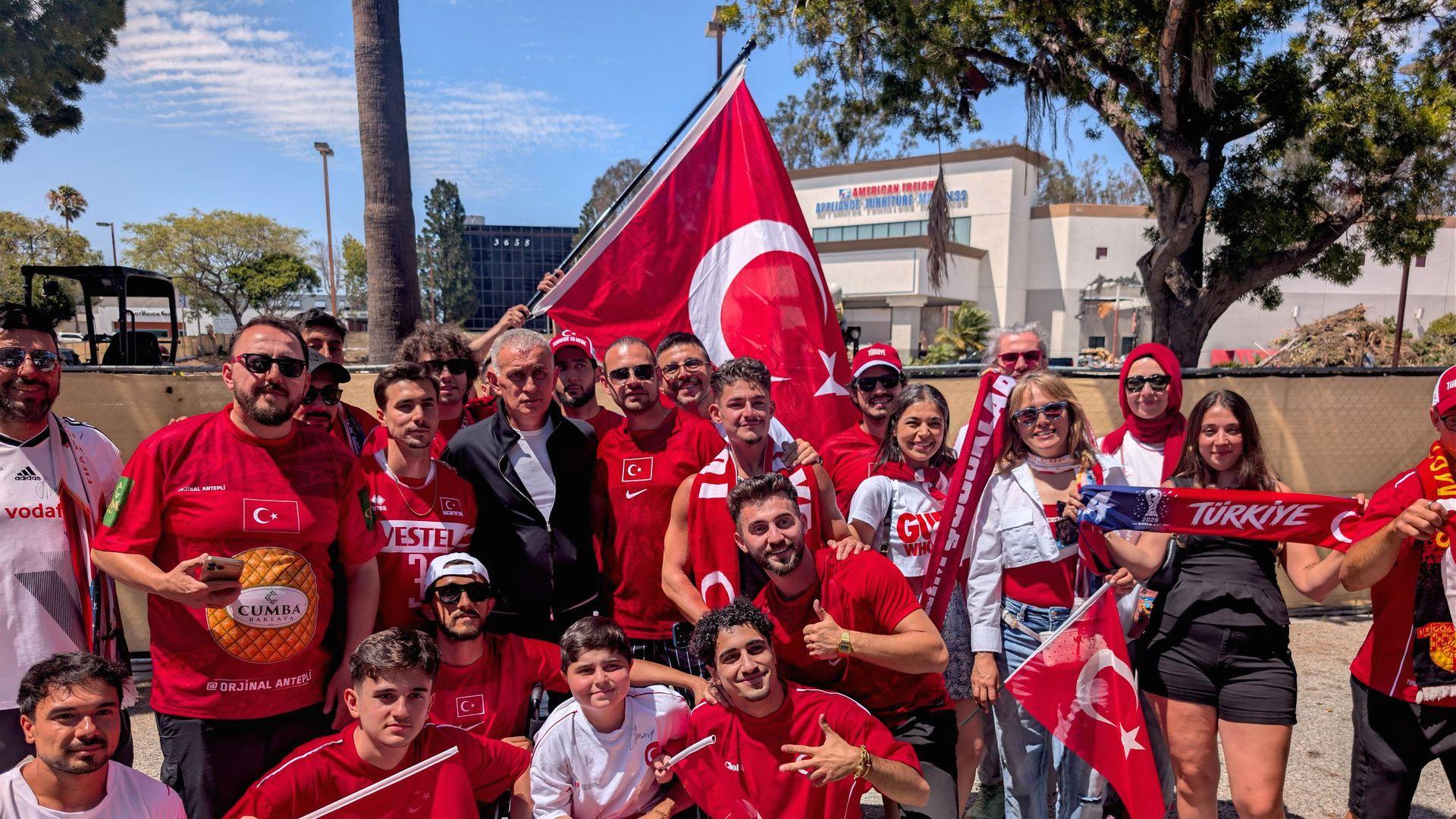 Türk Milli Takımı, taraftarlarıyla güçlü bağlar kurarak başarılarına güç katıyor.