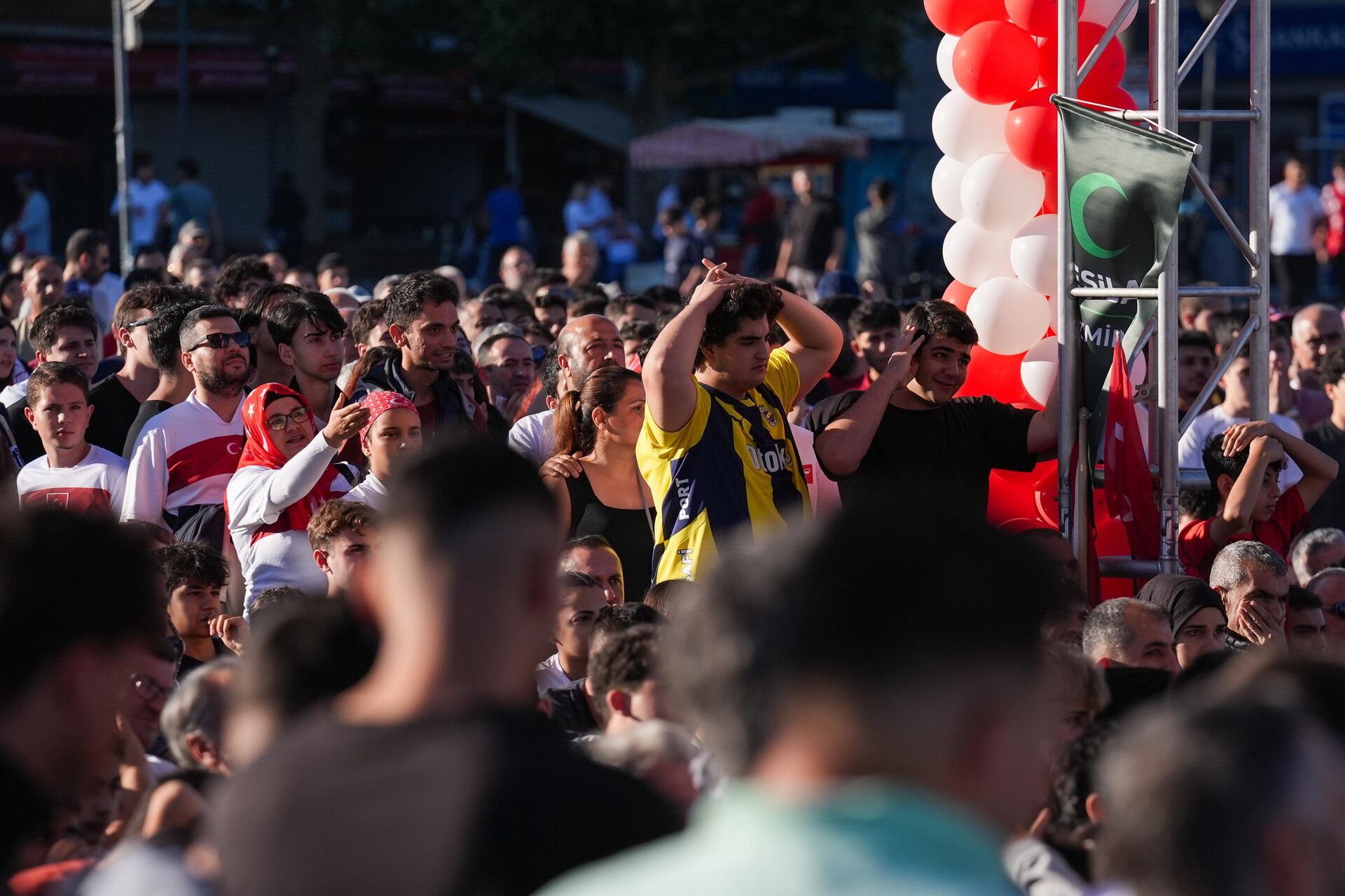 Türkiye'nin Dünya Kupası Heyecanı Kent Meydanlarını Sardı