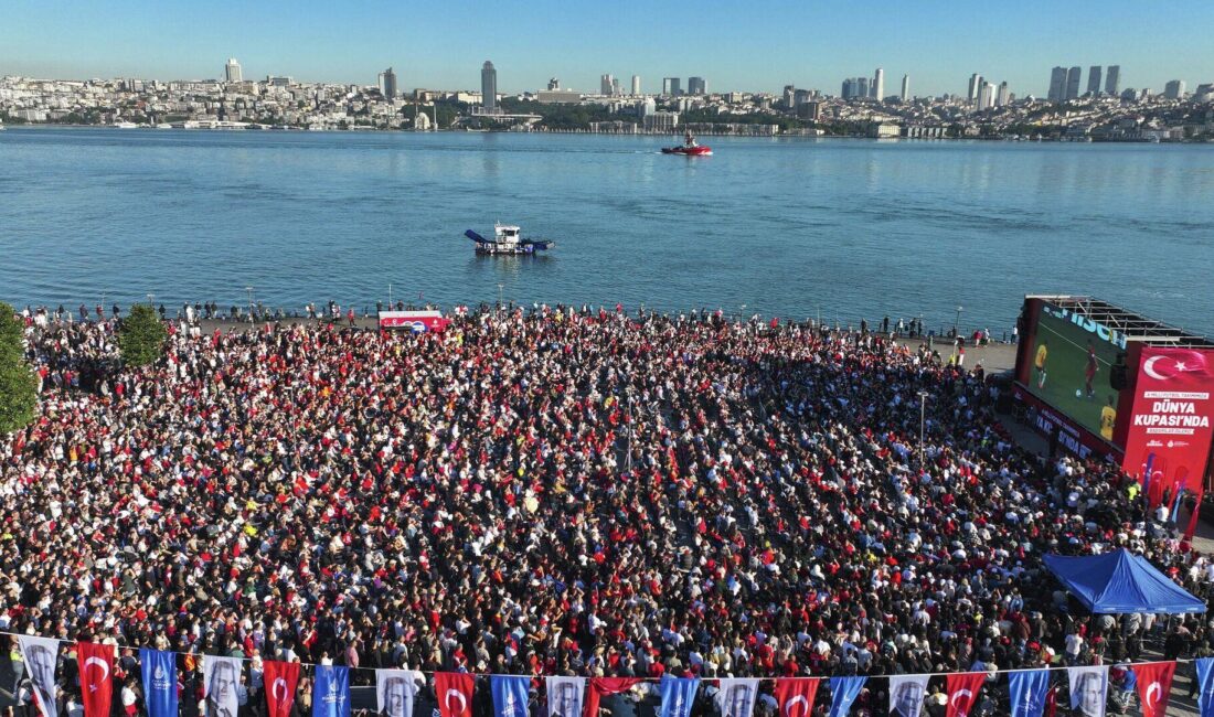 Türkiye'nin Dünya Kupası heyecanı kent meydanlarını sardı, taraftarlar coşkuyla maçları