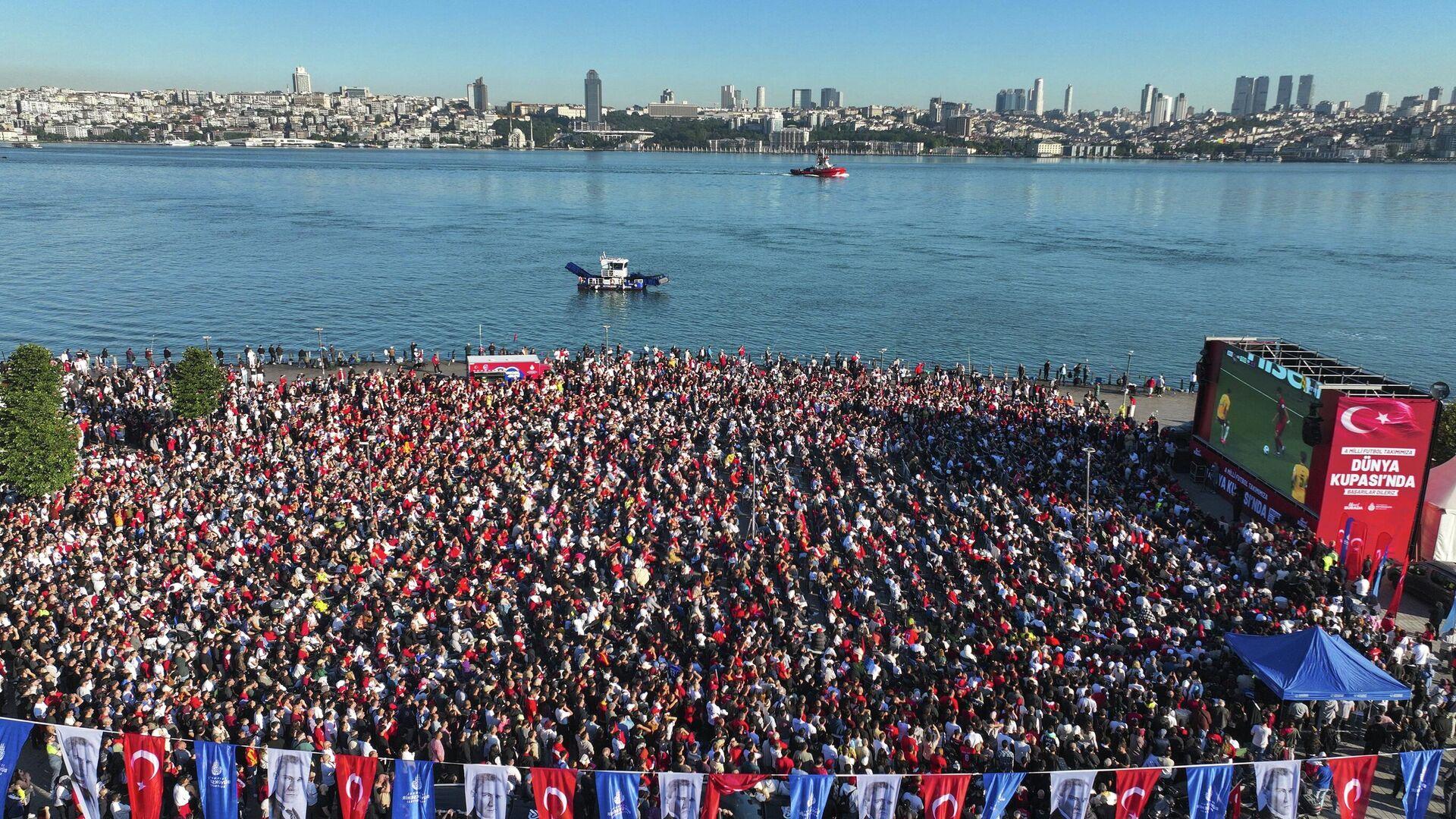 Türkiye'nin Dünya Kupası heyecanı kent meydanlarını sardı, taraftarlar coşkuyla maçları