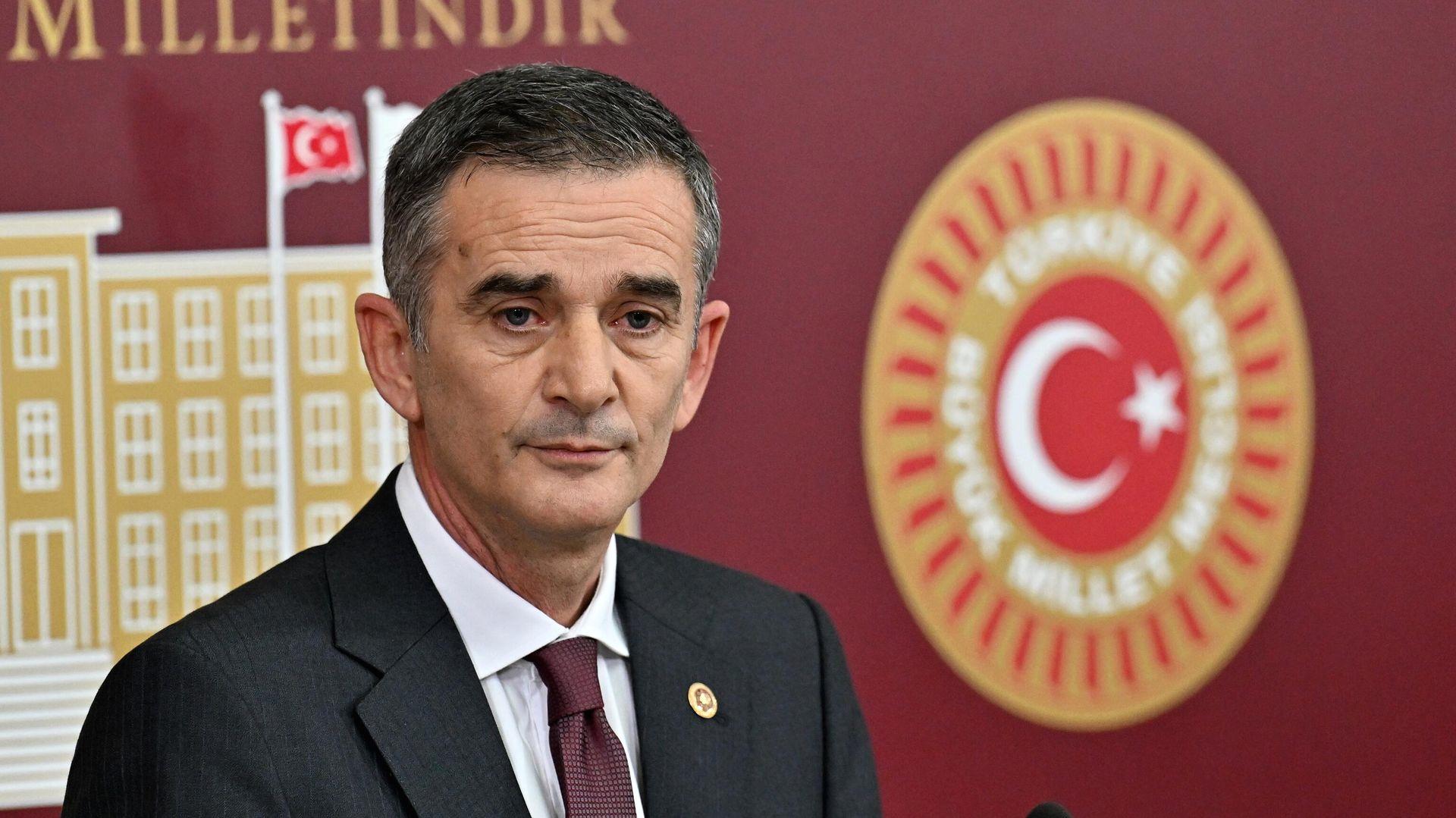 Ümit Dikbayır CHP'den ayrıldı ve duygusal bir karar aldığını açıkladı.