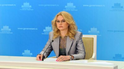 Yapay zeka iş dünyasını dönüştürüyor, yeni kurallar ve stratejiler gerektiriyor.