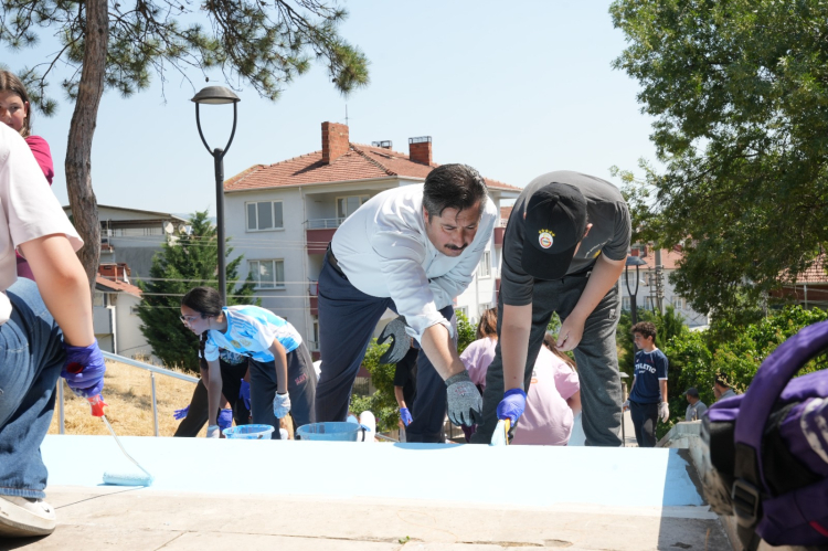 Yenişehir’de çocuklar parkı boyadı