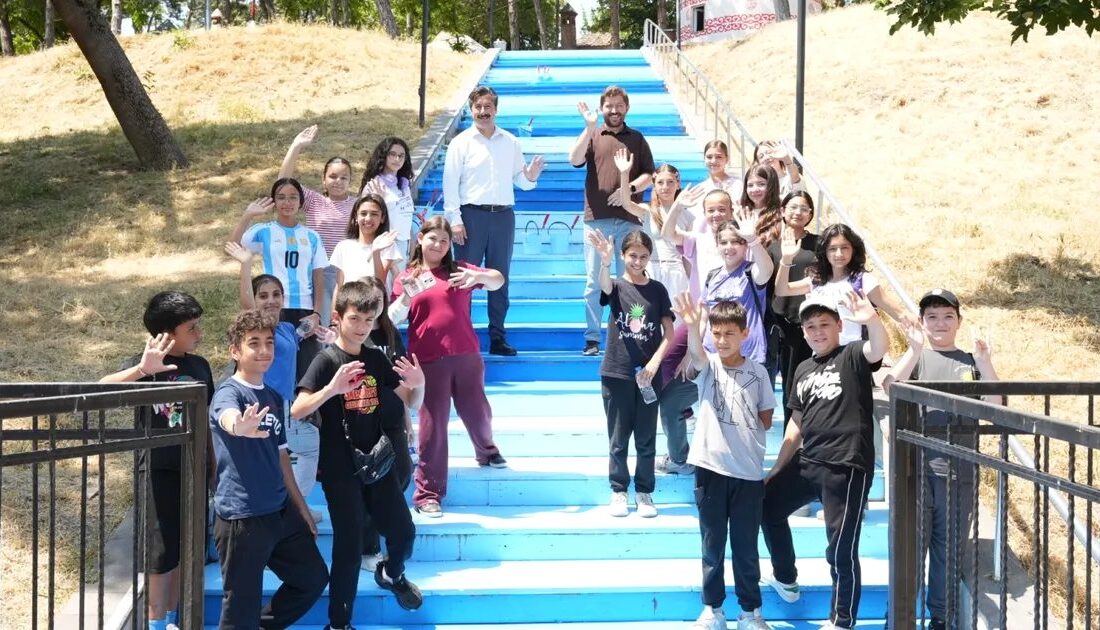 Yenişehir'de çocuklar parkını boyayarak temiz ve güvenli bir ortam oluşturdu.