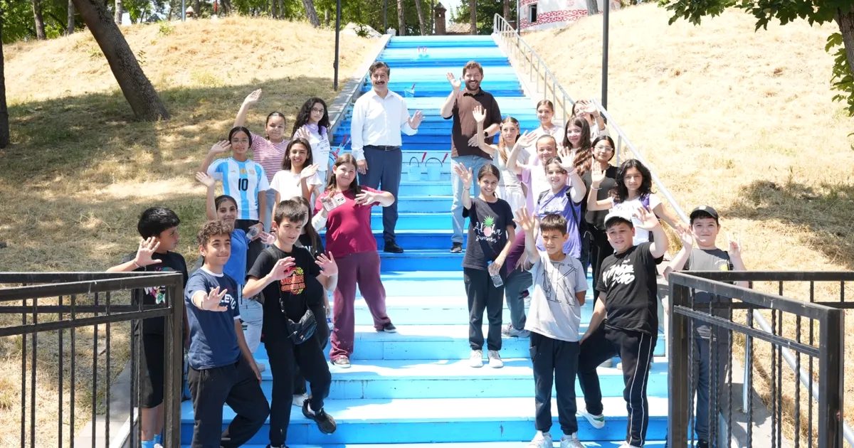 Yenişehir'de çocuklar parkını boyayarak temiz ve güvenli bir ortam oluşturdu.