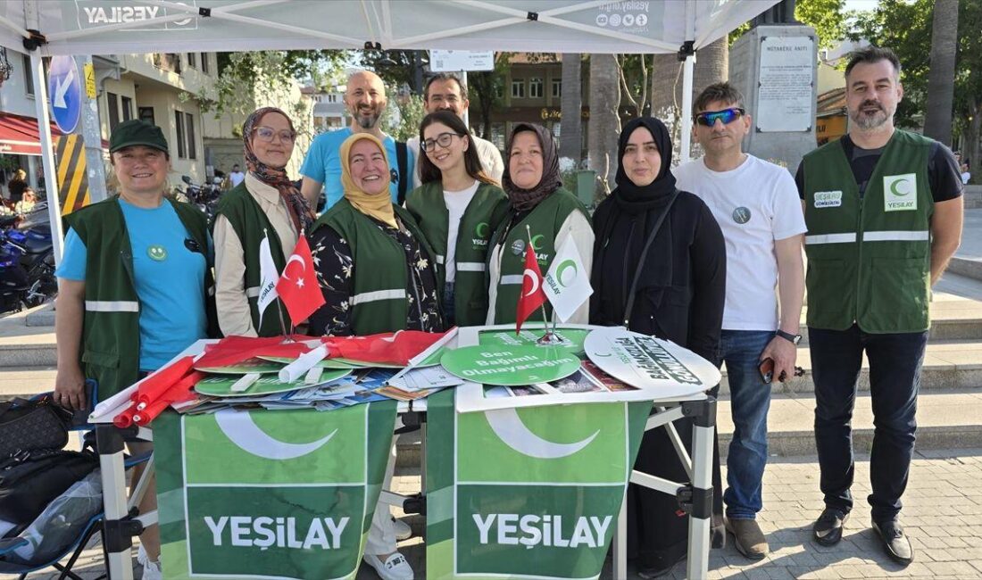 Yeşilay Bursa, çocuklar ve çevre bilincini artırmak amacıyla düzenlenen yürüyüşle