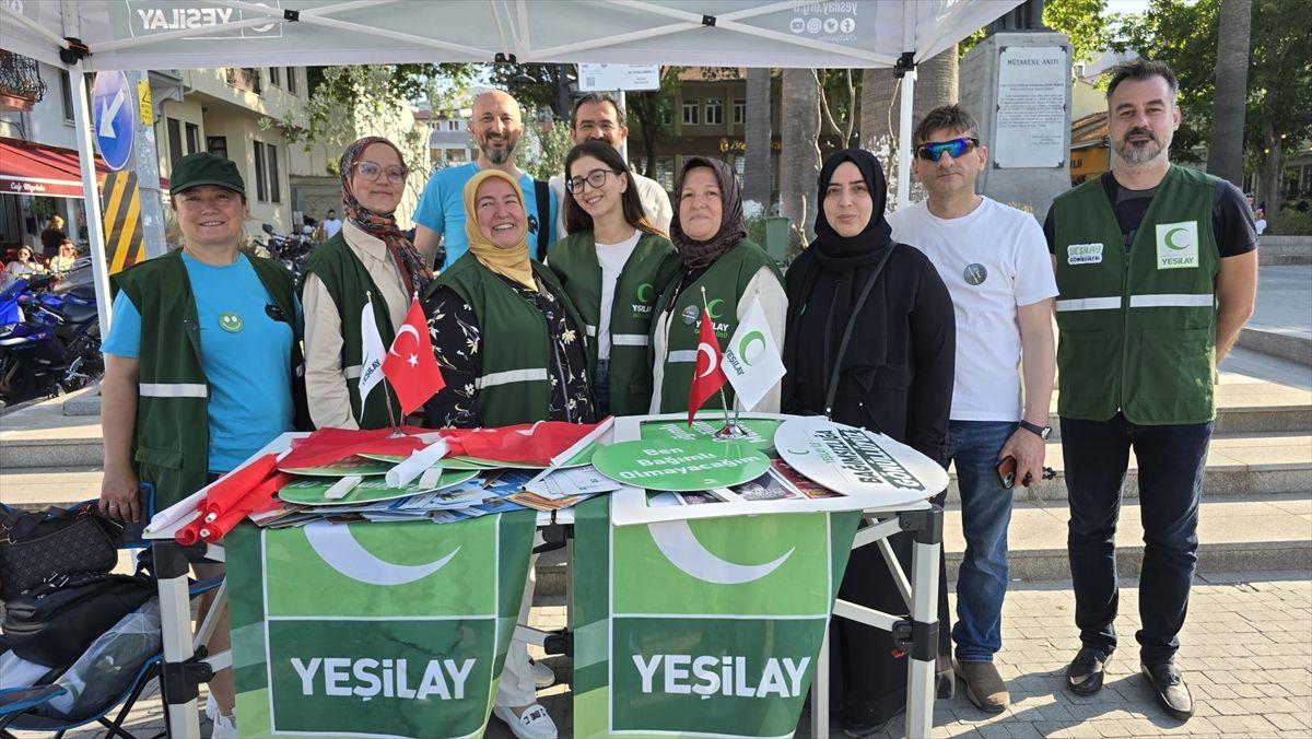 Yeşilay Bursa, çocuklar ve çevre bilincini artırmak amacıyla düzenlenen yürüyüşle