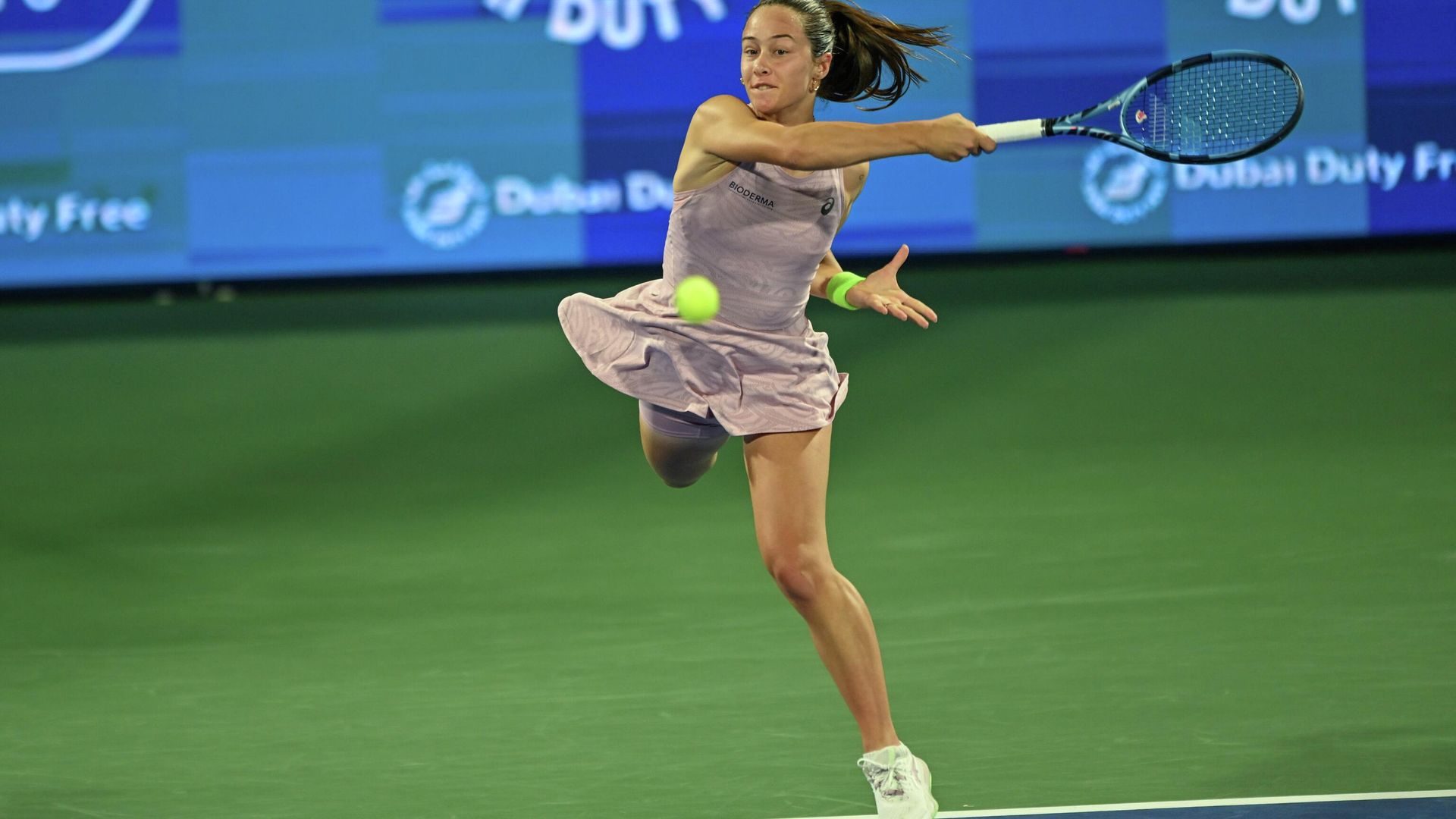 Zeynep Sönmez, Wimbledon'da tarihi bir zafer kazandı ve ikinci tura