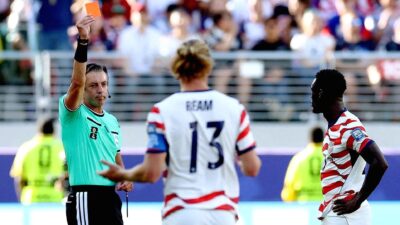 ABD Başkanının müdahalesiyle FIFA'nın kırmızı kart kararı tartışmalara neden oldu.