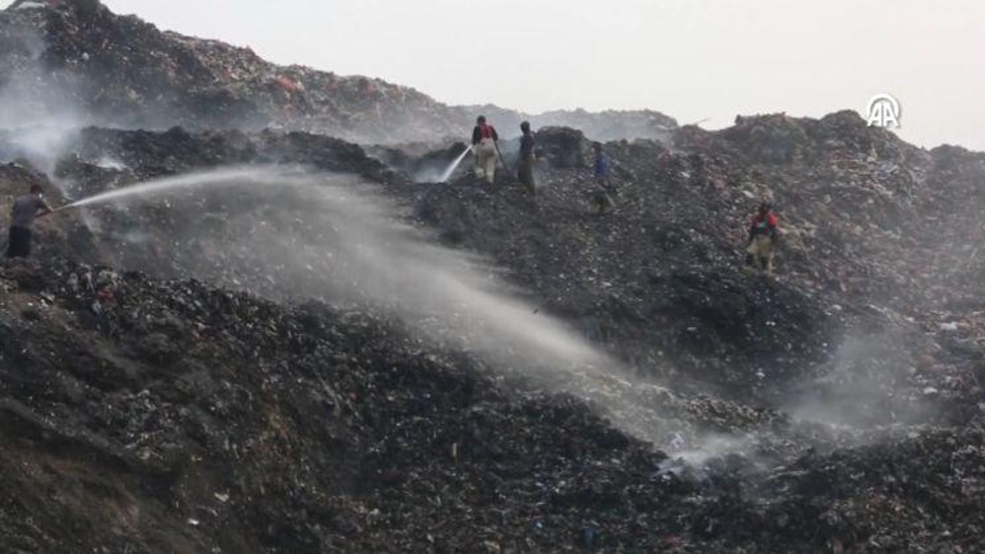 Banten'da çöplük yangını paniğe neden oldu. Olayın detayları ve gelişmeler