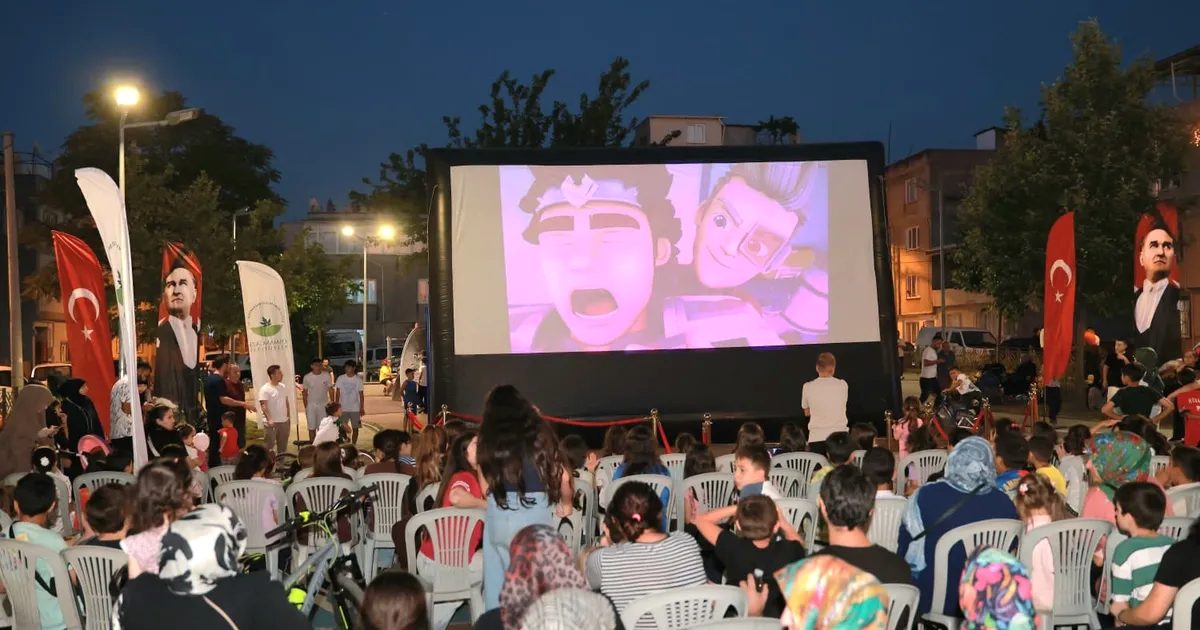 Başaran Mahallesi'nde yaz aylarının keyfini çıkarmak için özel sinema etkinliğiyle