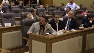 Bursa Büyükşehir Meclisi'nde yaşanan gerginliklerin detaylarını, olayların seyrini ve etkilerini