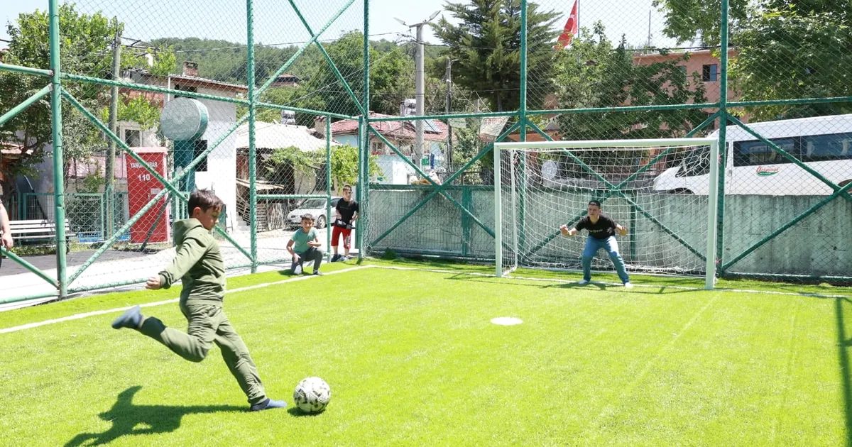 Bursa Güneybudaklar Mahallesi'nde yeni halı saha açılışımızla spora ve sağlıklı