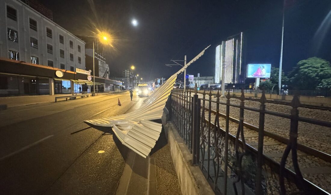 Bursa Osmangazi'de büyük tehlike yaratan olayda, çatısı uçtu ve yolu