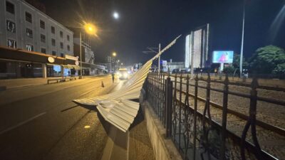 Bursa Osmangazi'de büyük tehlike yaratan olayda, çatısı uçtu ve yolu