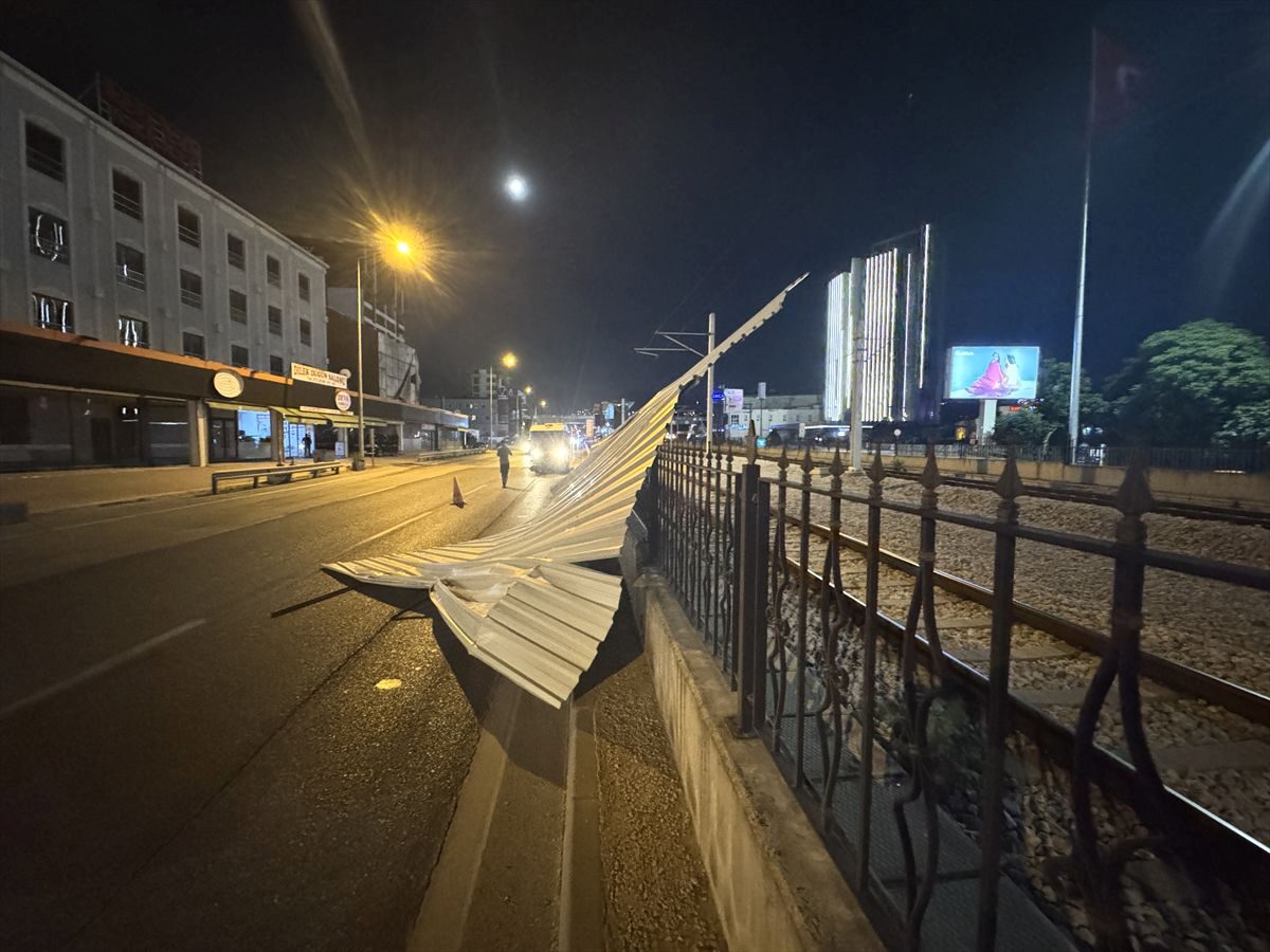 Bursa Osmangazi'de büyük tehlike yaratan olayda, çatısı uçtu ve yolu