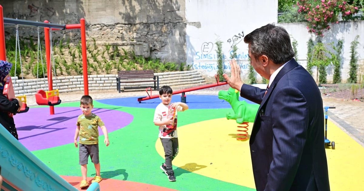 Bursa Yıldırım'da park bakım çalışmaları kapsamında peyzaj ve altyapı onarımları