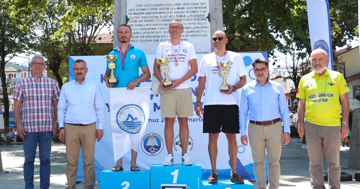 Bursa'da düzenlenen açık deniz yüzme maratonu başarıyla tamamlandı. Katılımcılar ve