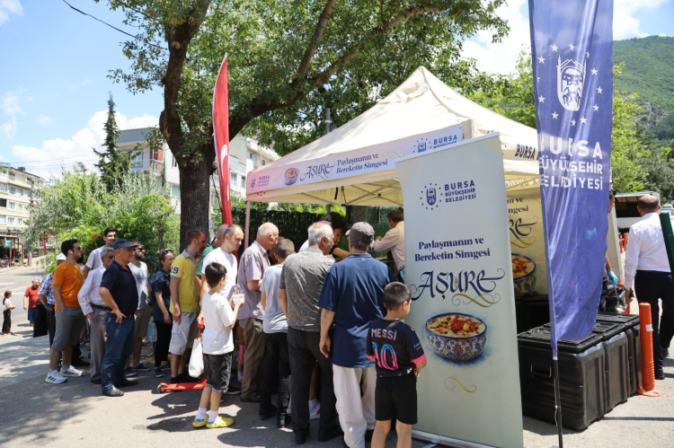 Bursa'da Aşure Dağıtımı Büyük İlgi Gördü