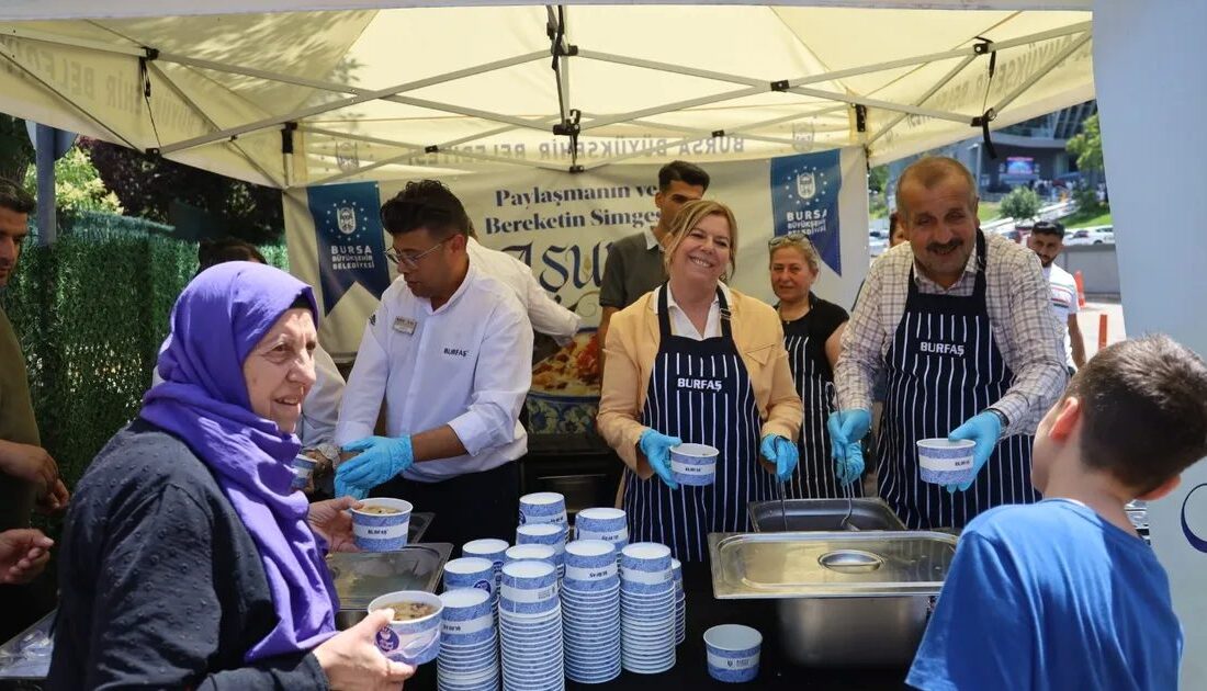 Bursa'da gerçekleştirilen aşure dağıtımı, vatandaşlar tarafından büyük ilgi gördü. Geleneksel