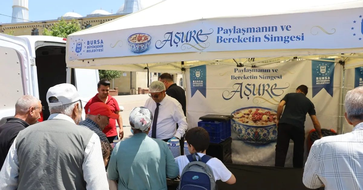 Bursa'da aşure ikramlarının coşkusunu yaşayın. Geleneksel lezzetler ve kutlama atmosferiyle