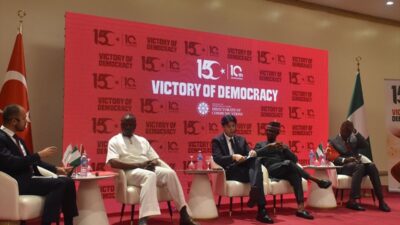 Bursa'da Demokrasi Günü etkinliğiyle vatandaşlar demokrasiye olan bağlılıklarını kutlayarak bilinçlenme