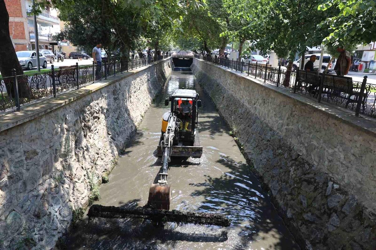 Bursa'da dere temizliği çalışmaları hız kazanarak kentsel yaşam kalitesini artırmayı