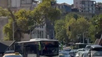Bursa'da gerçekleşen düğün konvoyu, ilginç anlar yaşatarak bölge halkını ve