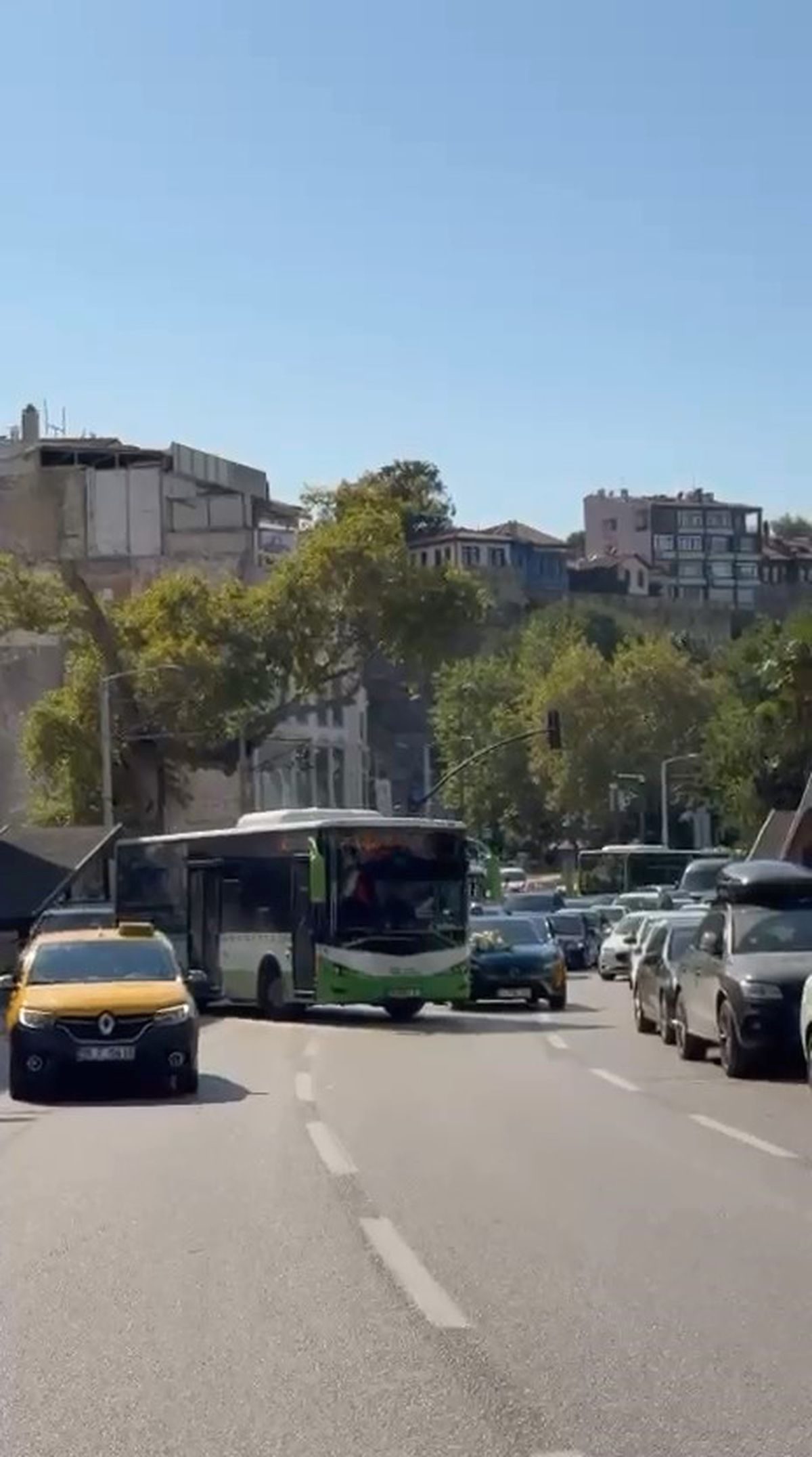 Bursa'da gerçekleşen düğün konvoyu, ilginç anlar yaşatarak bölge halkını ve