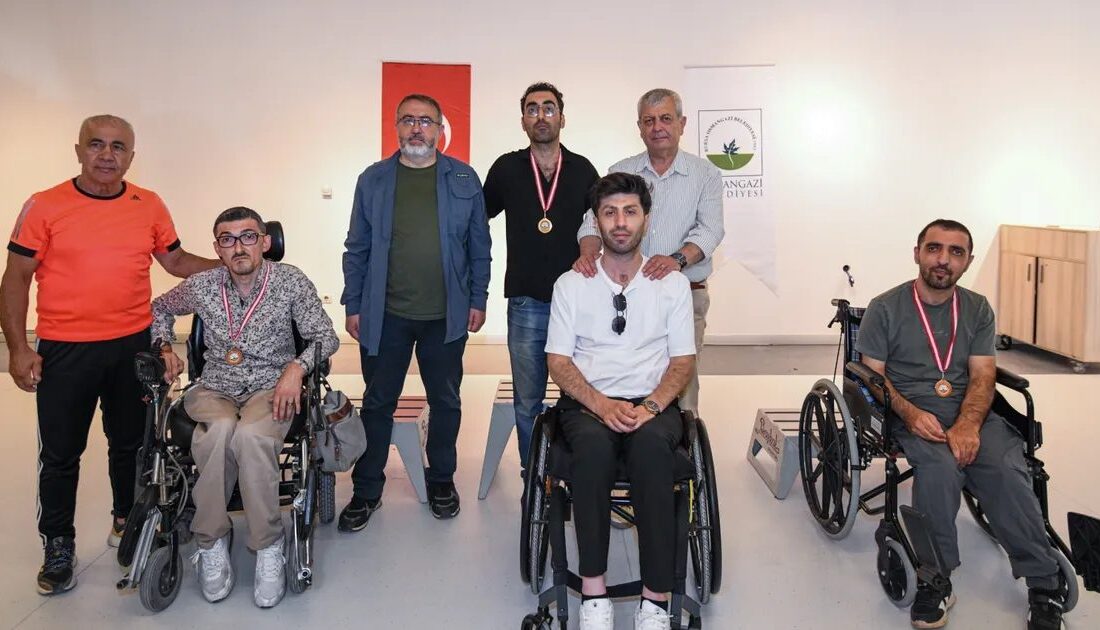 Bursa’da düzenlenen engelli spor turnuvası, sporcuların başarıları ve azimleriyle dolu