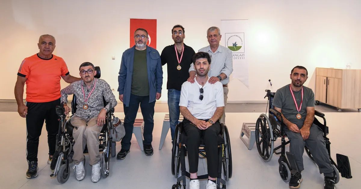 Bursa’da düzenlenen engelli spor turnuvası, sporcuların başarıları ve azimleriyle dolu