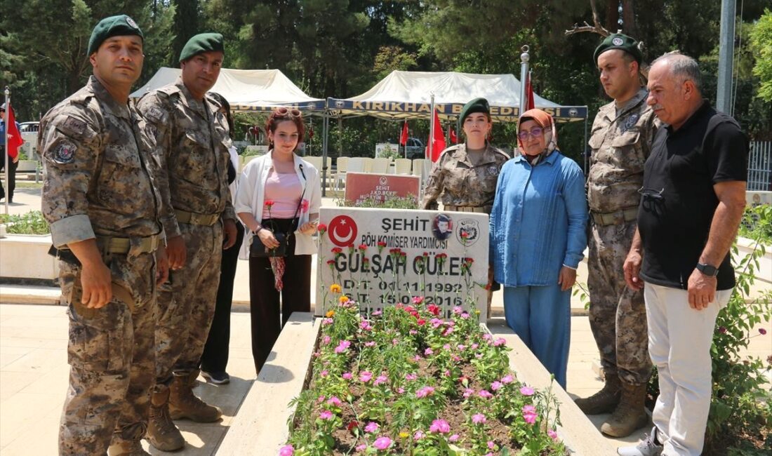 Bursa'da genç kız, şehit Güler'in ailesini ziyaret ederek saygı ve