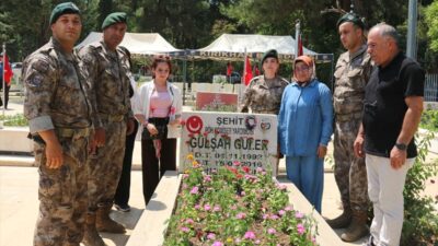 Bursa'da genç kız, şehit Güler'in ailesini ziyaret ederek saygı ve
