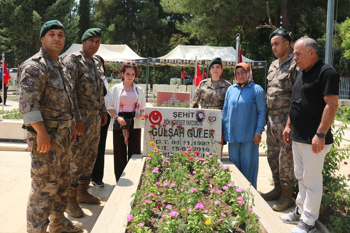 Bursa'da genç kız, şehit Güler'in ailesini ziyaret ederek saygı ve