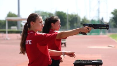 Bursa'da genç sporcular, büyük başarılara ulaşmak için çalışmalarını sürdürüyor. İlham