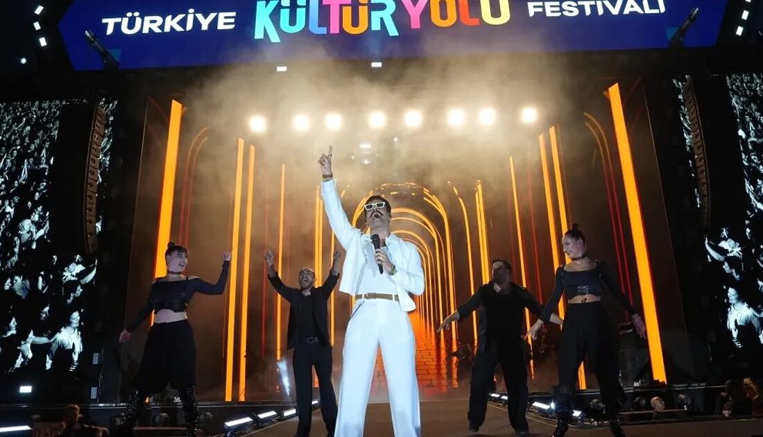 Bursa'da Gökhan Türkmen konserinin coşkusunu yaşayın. Unutulmaz anlalar ve müzik
